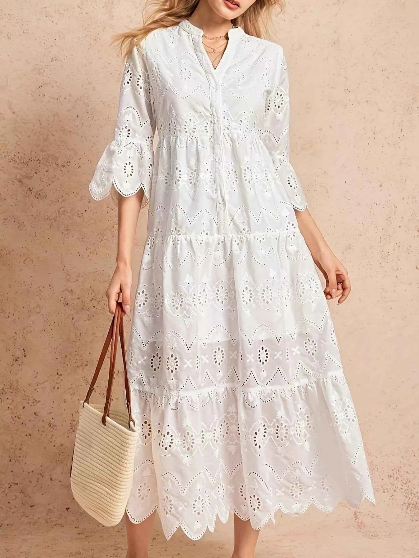 Robe midi brodée à encolure crantée et volants étagés