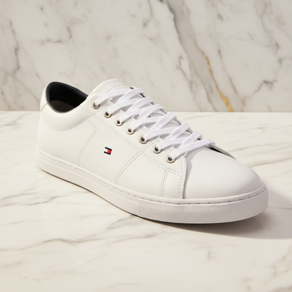 Basket Tommy Hilfiger Essential Leather sur marbre blanc