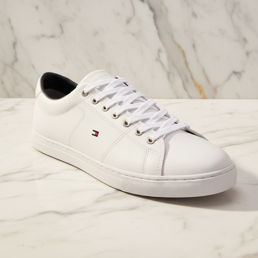Basket Tommy Hilfiger Essential Leather sur marbre blanc