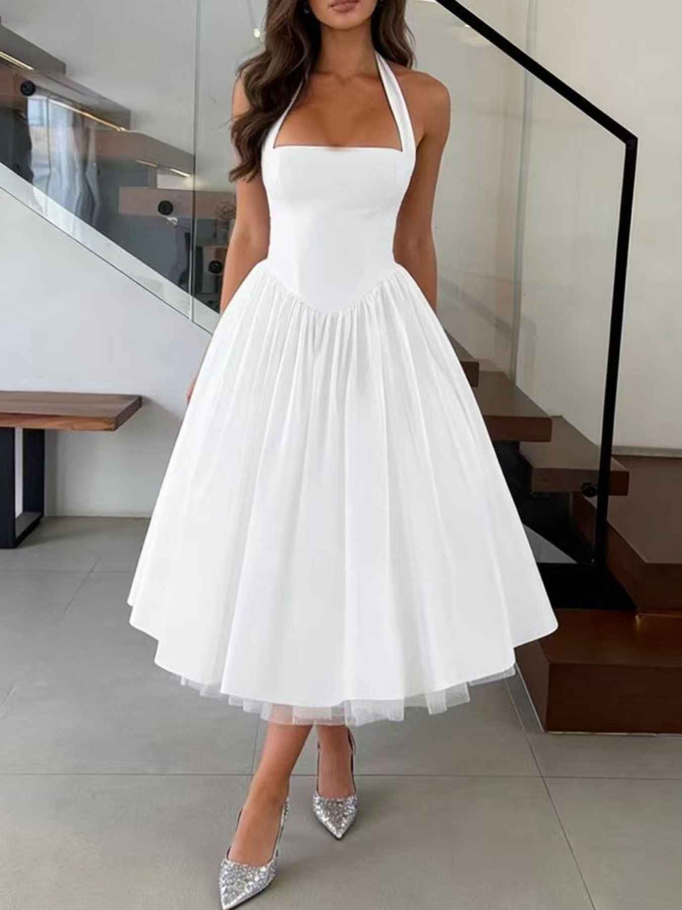 Robe midi blanche à col licou et coupe évasée