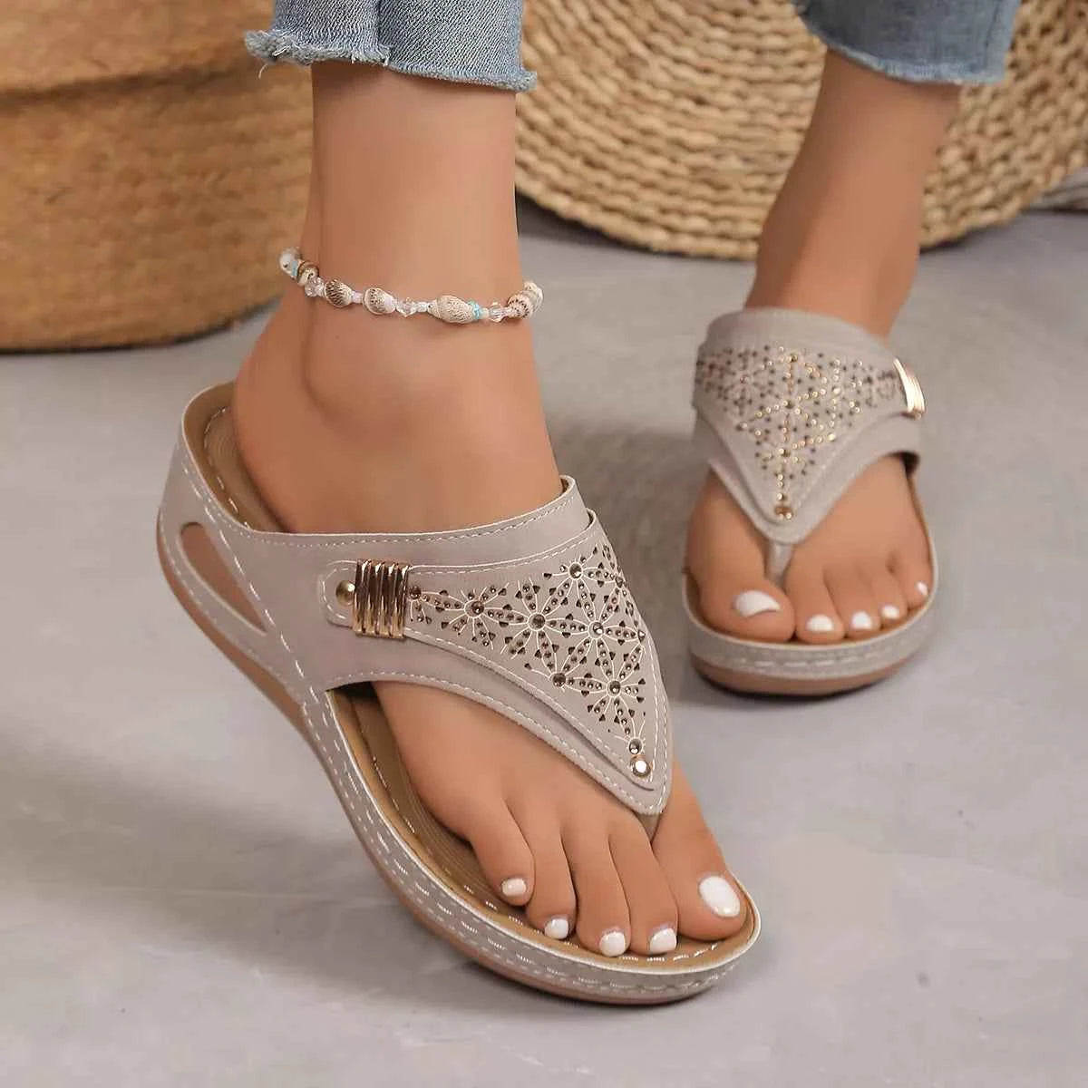 Sandales compensées tong ornées de strass