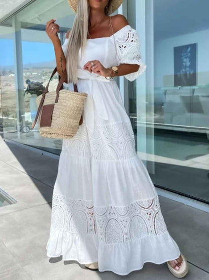 Robe maxi à volants étagés, manches en dentelle et ceinture nouée