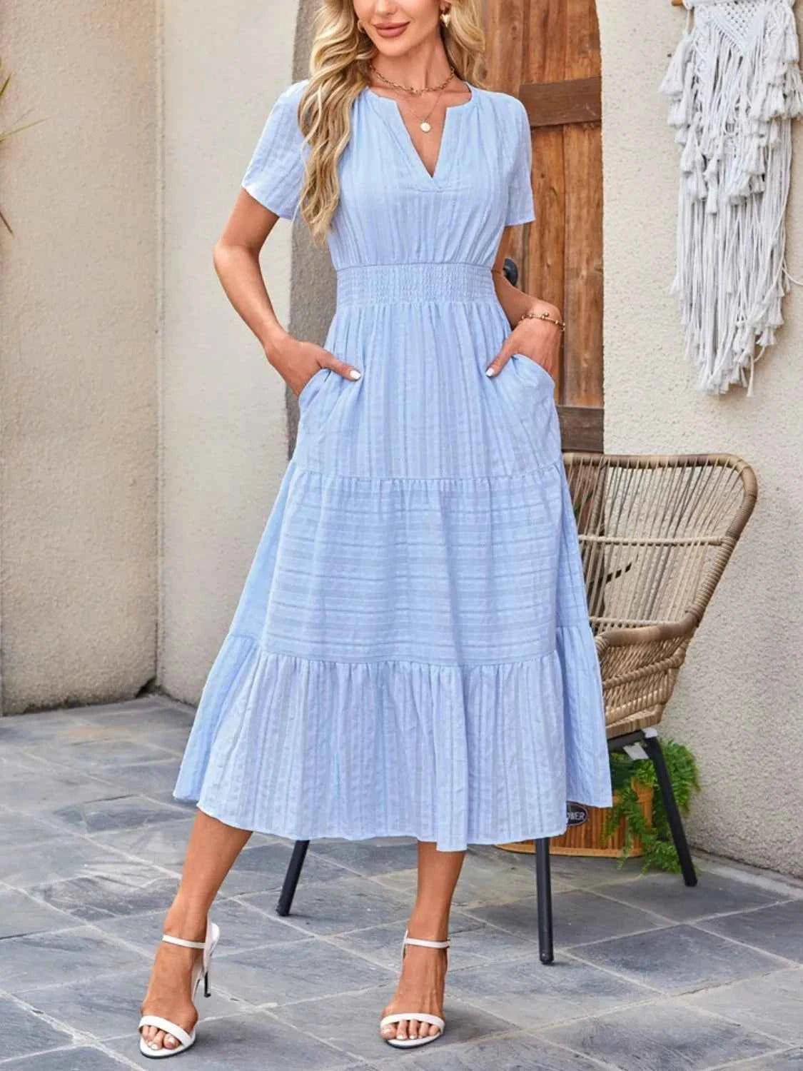 Robe à jupe étagée, col cranté et manches courtes