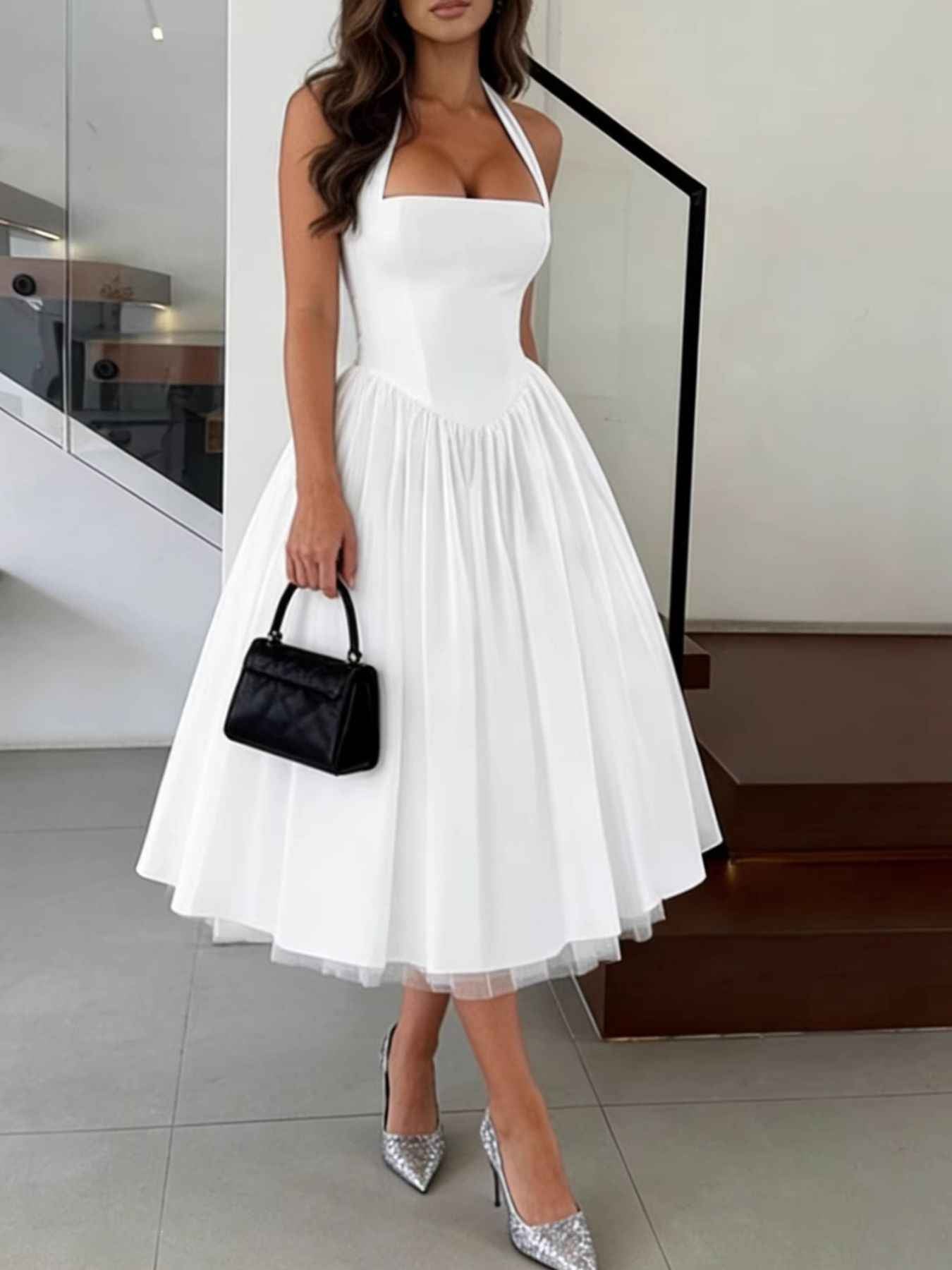 Robe midi blanche à col licou et coupe évasée