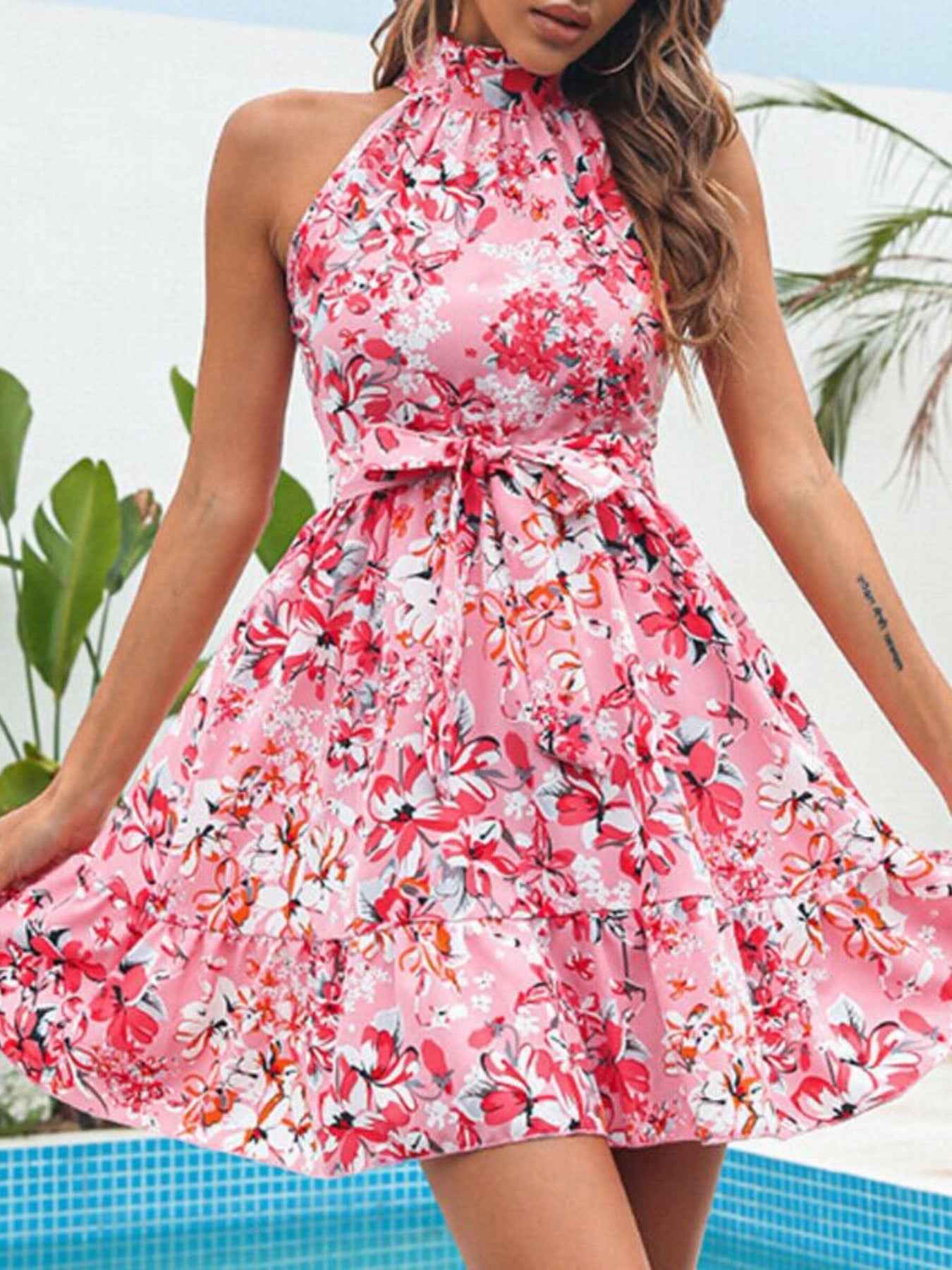 Robe courte à imprimé floral col halter et volants