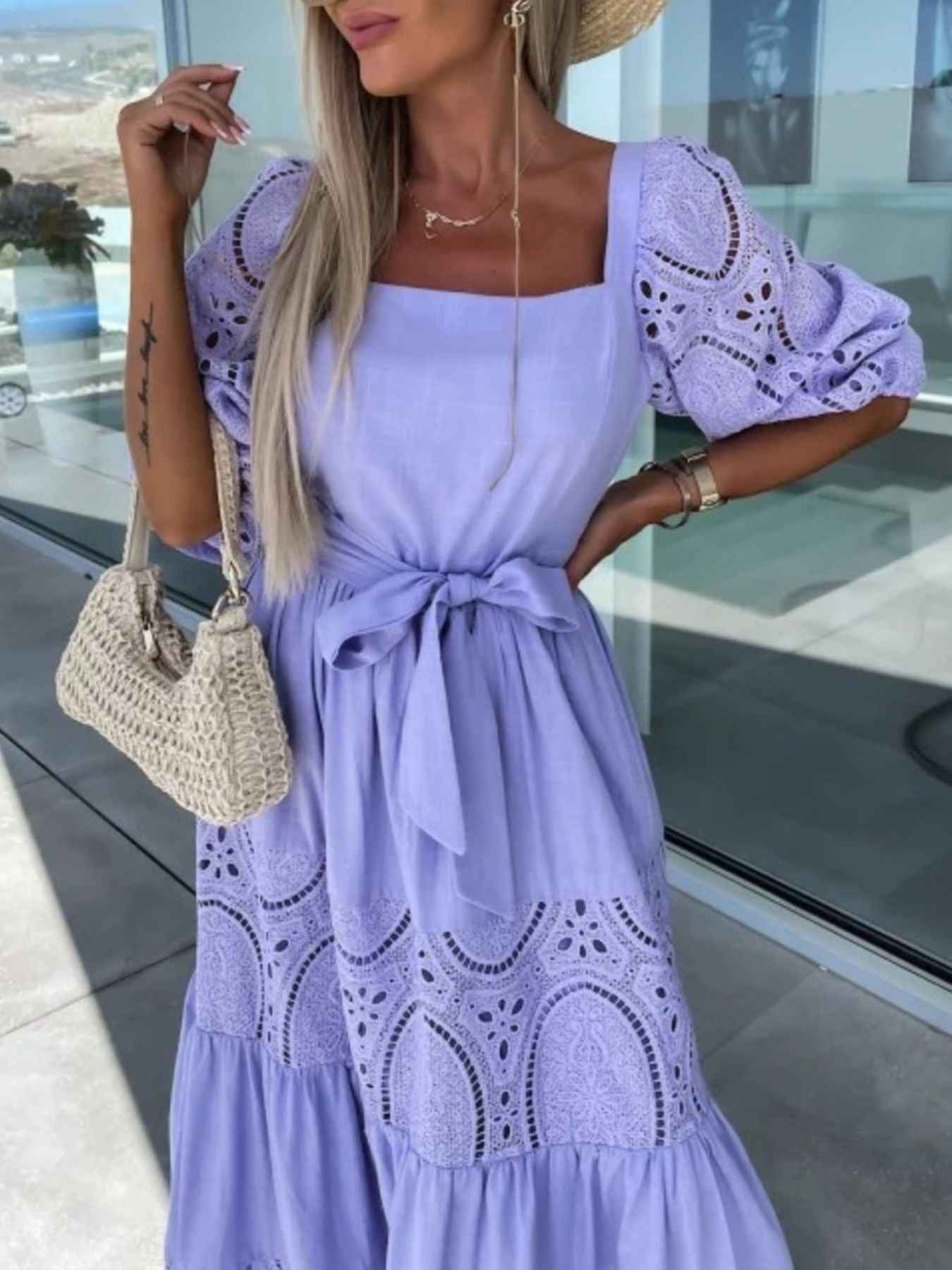 Robe maxi à volants étagés, manches en dentelle et ceinture nouée