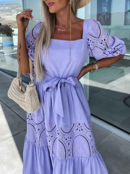 Robe maxi à volants étagés, manches en dentelle et ceinture nouée