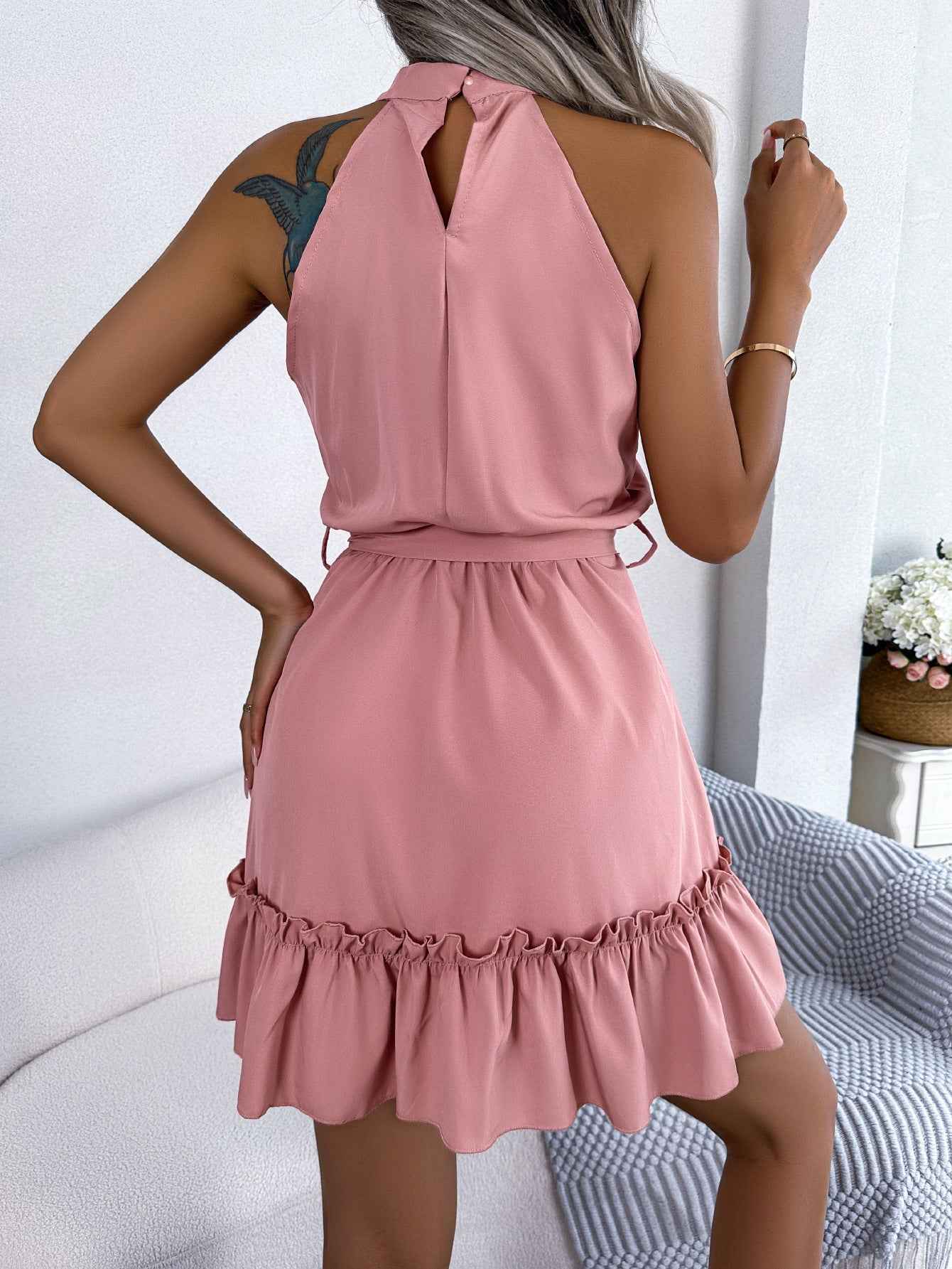 Robe ligne A à col halter et ourlet volanté avec ceinture