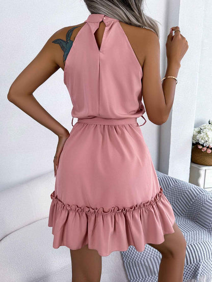 Robe ligne A à col halter et ourlet volanté avec ceinture