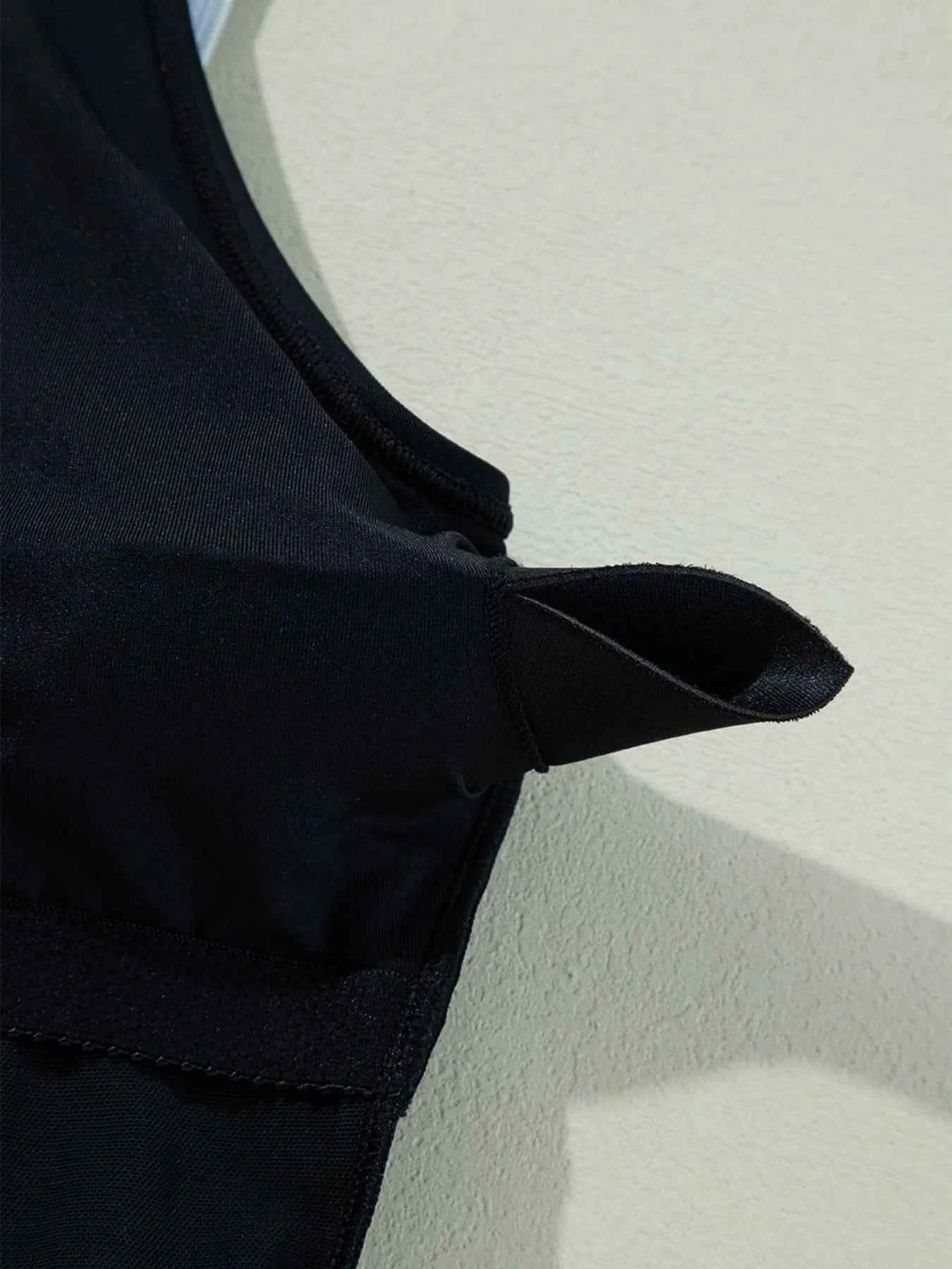 Maillot de bain une pièce col V à volants