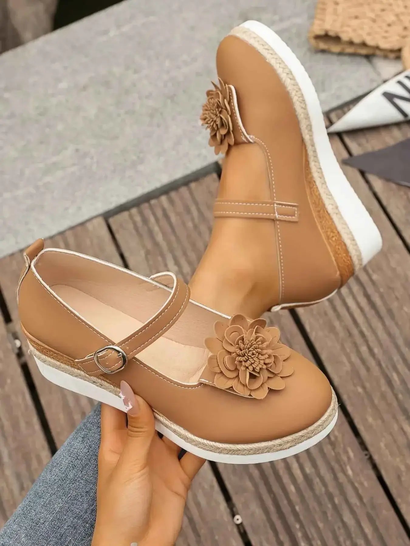 Mary Jane ornées de fleurs à talon bas