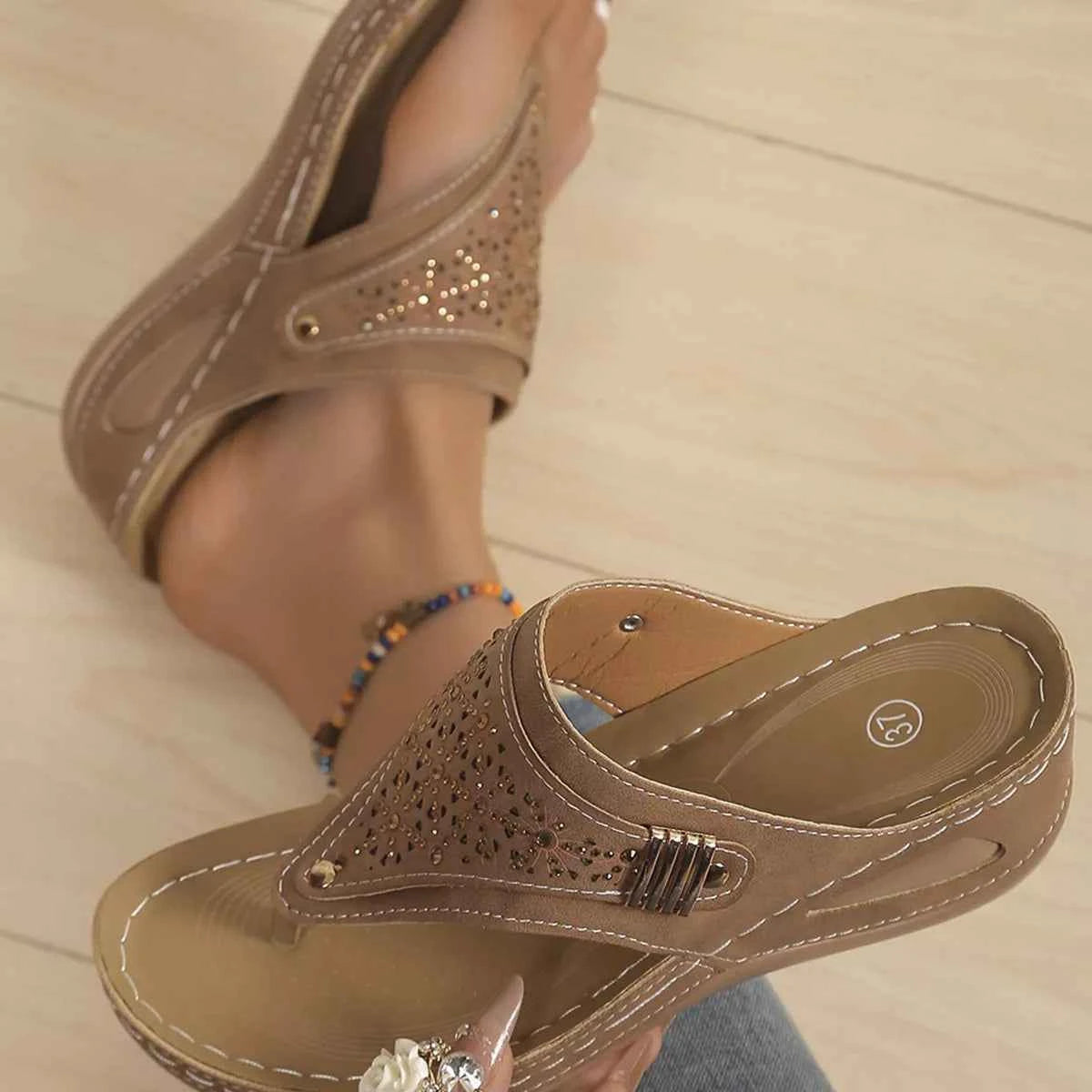 Sandales compensées tong ornées de strass