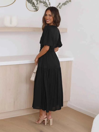 Robe midi croisée à étages et manches mi-longues