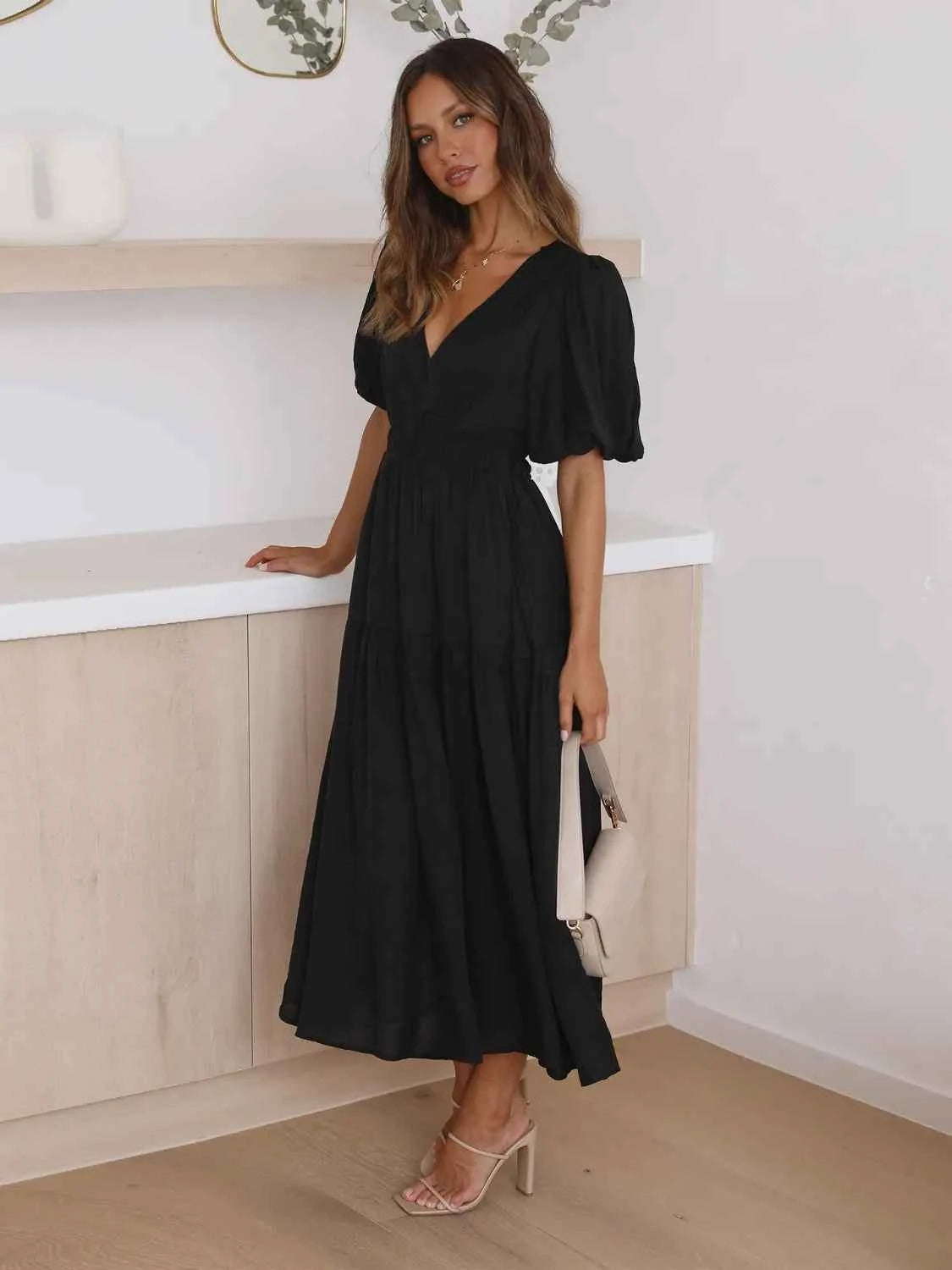 Robe midi croisée à étages et manches mi-longues