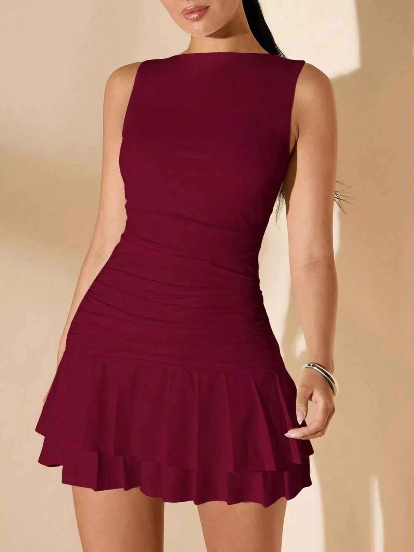 Robe courte sans manches à ourlet volanté et détails froncés