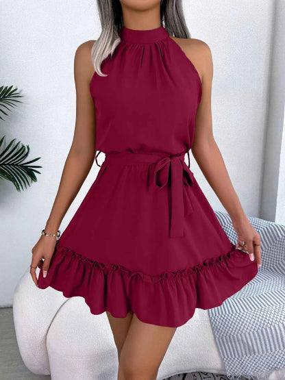 Robe ligne A à col halter et ourlet volanté avec ceinture