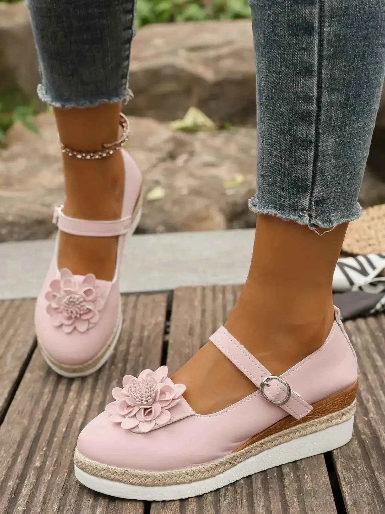 Mary Jane ornées de fleurs à talon bas