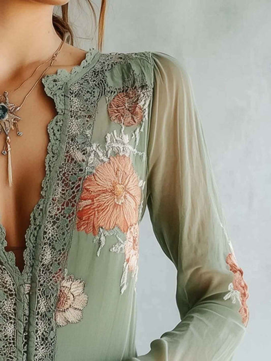 Blouse fleurie avec détail en dentelle