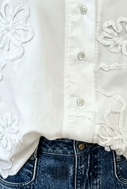 Détail du bas de la blouse restauré