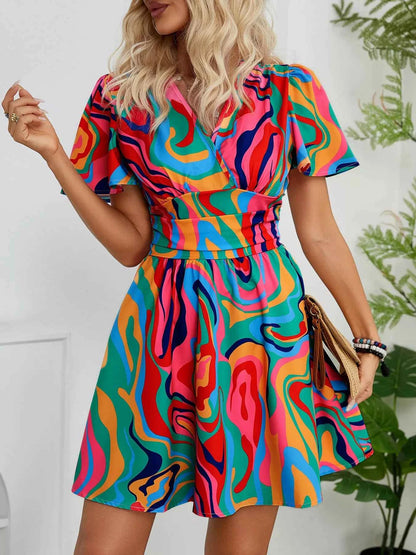 Robe courte à imprimé coloré et manches courtes