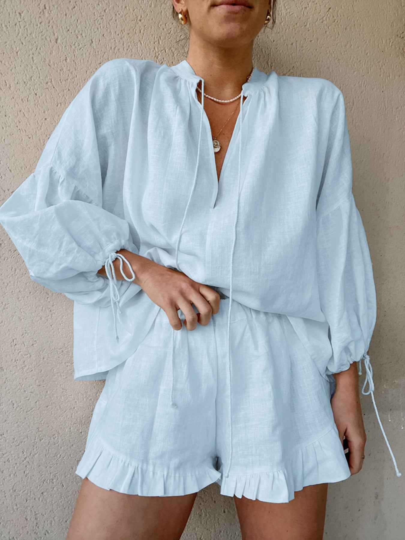 Ensemble deux pièces blouse à col noué et manches ballon avec short