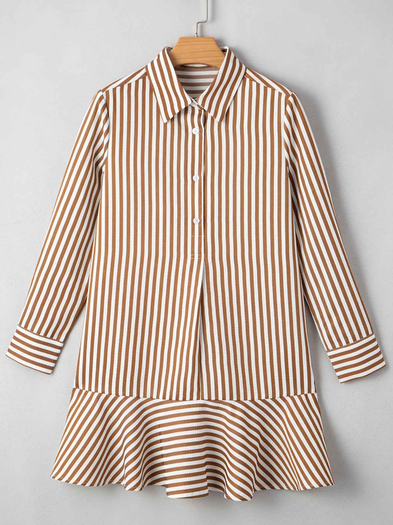 Robe chemise rayée à ourlet volanté avec boutons