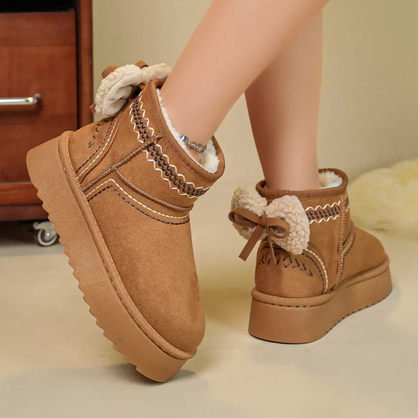 Bottines plateforme fourrées daim camel surpiqũres zigzag col sherpa nœud