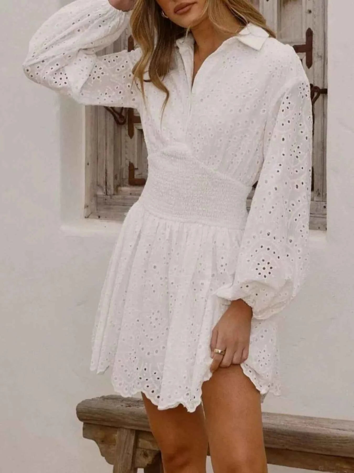Robe mini à manches ballon et broderie anglaise