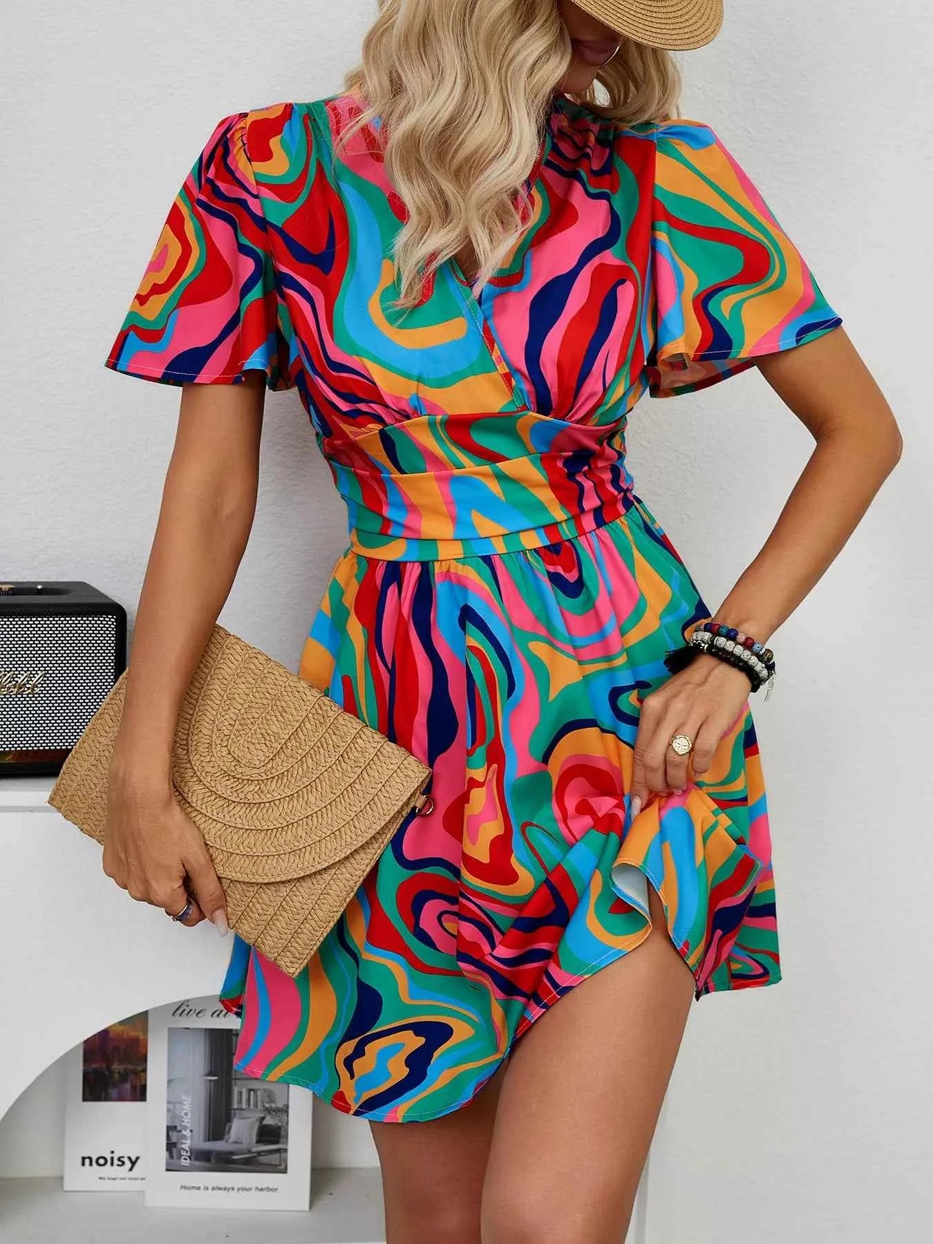 Robe courte à imprimé coloré et manches courtes