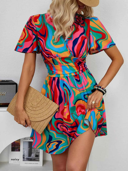 Robe courte à imprimé coloré et manches courtes