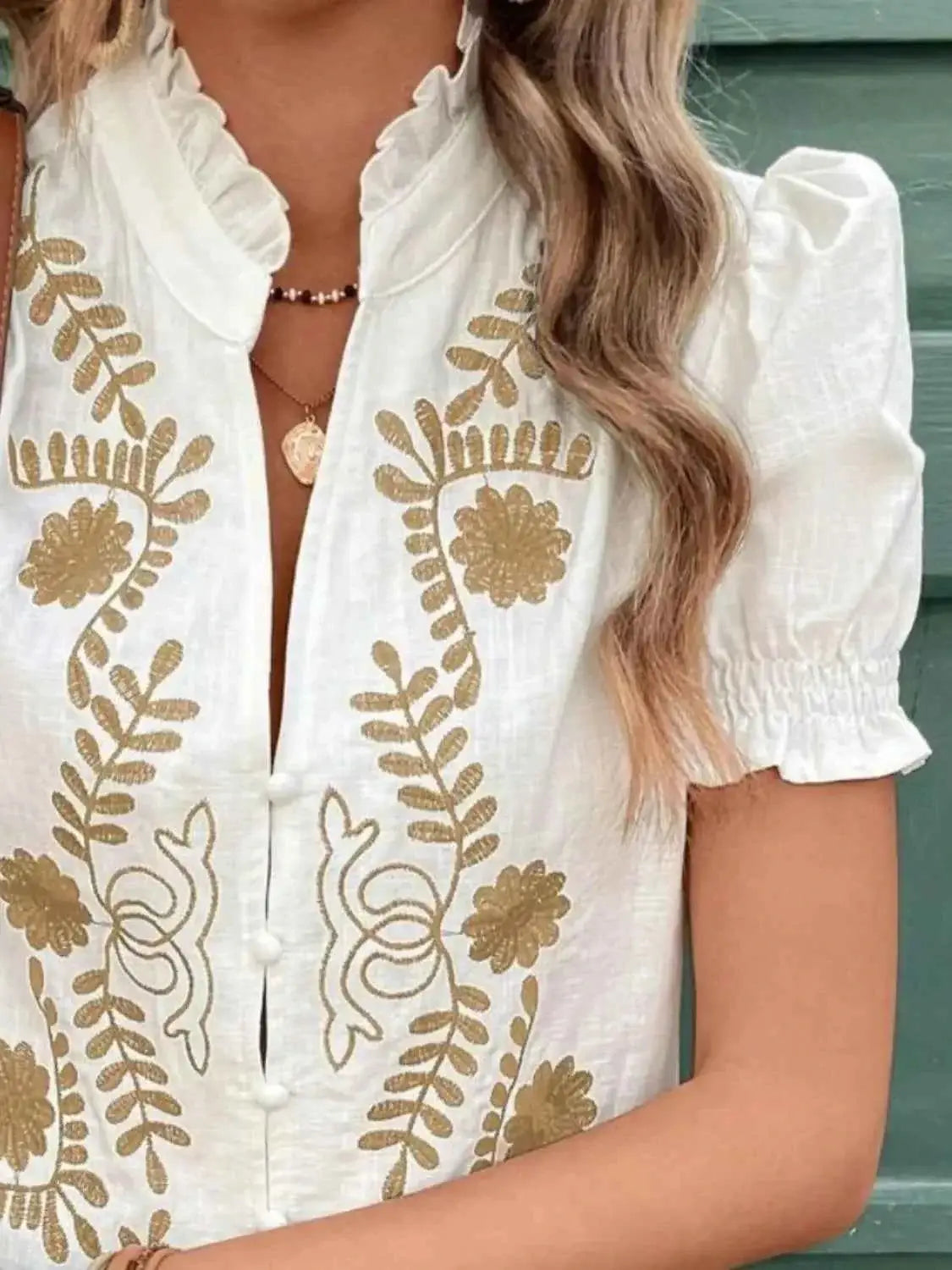 Blouse en coton à col cranté, broderies et volants, manches courtes