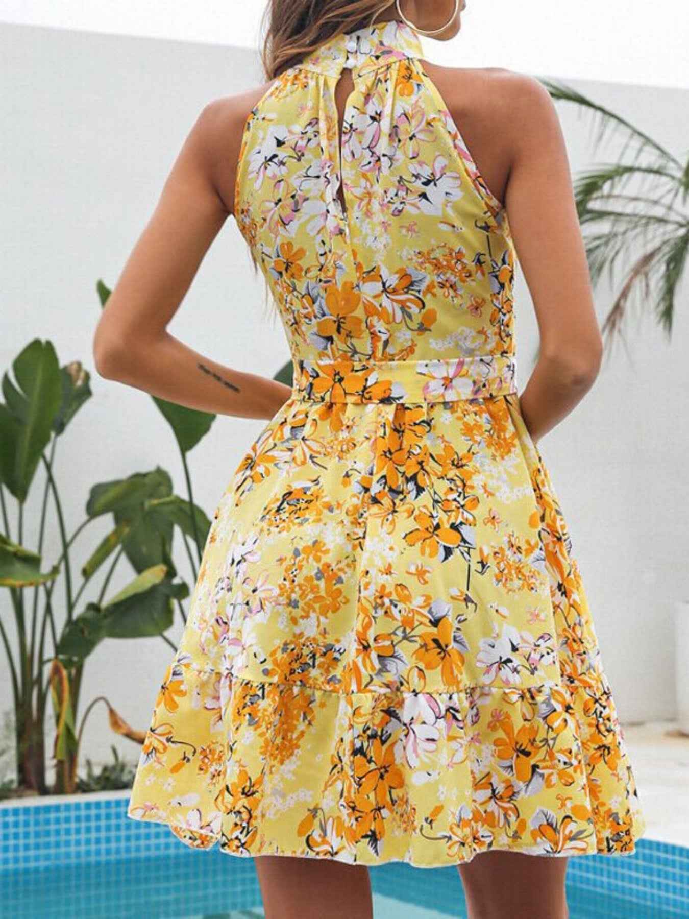 Robe courte à imprimé floral col halter et volants
