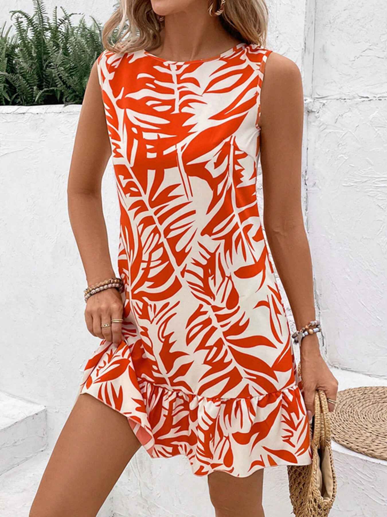 Robe courte sans manches à ourlet volanté et lien noué