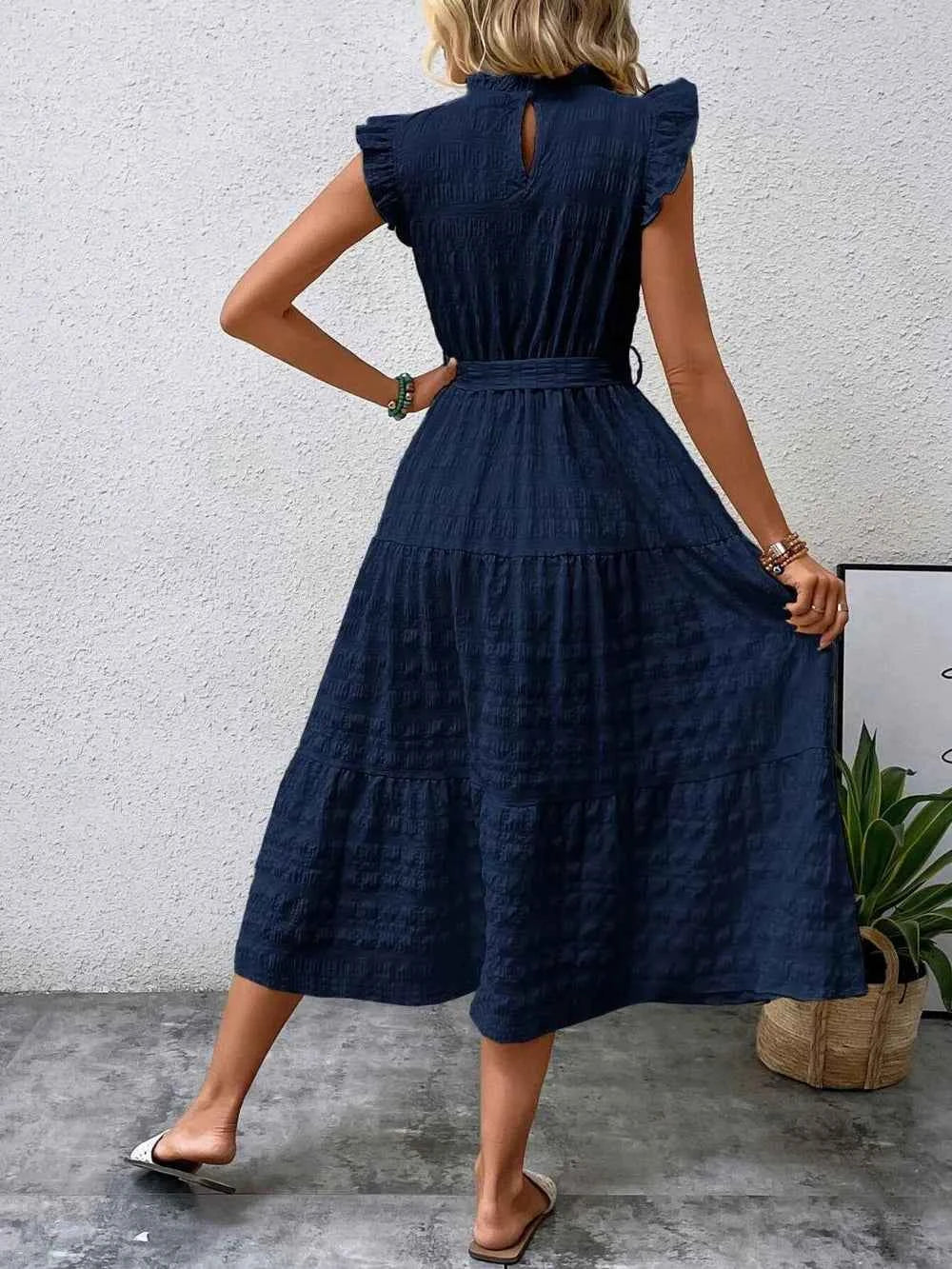 Robe midi à manches courtes, volants et lien à nouer