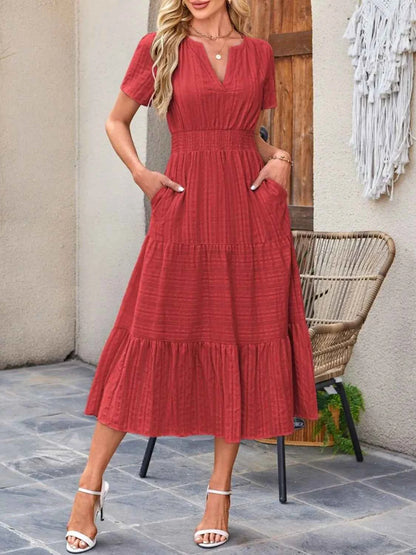 Robe à jupe étagée, col cranté et manches courtes
