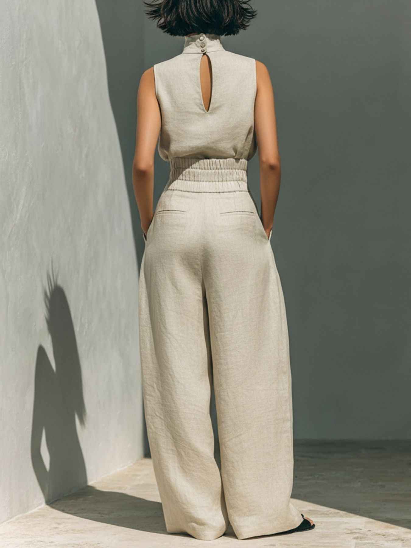 Ensemble deux pièces top col roulé sans manches et pantalon