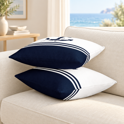 Deux coussins dans un décor côtier épuré