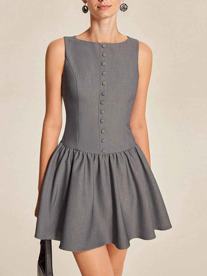 Mini-robe sans manches à col rond, volants et boutons décoratifs