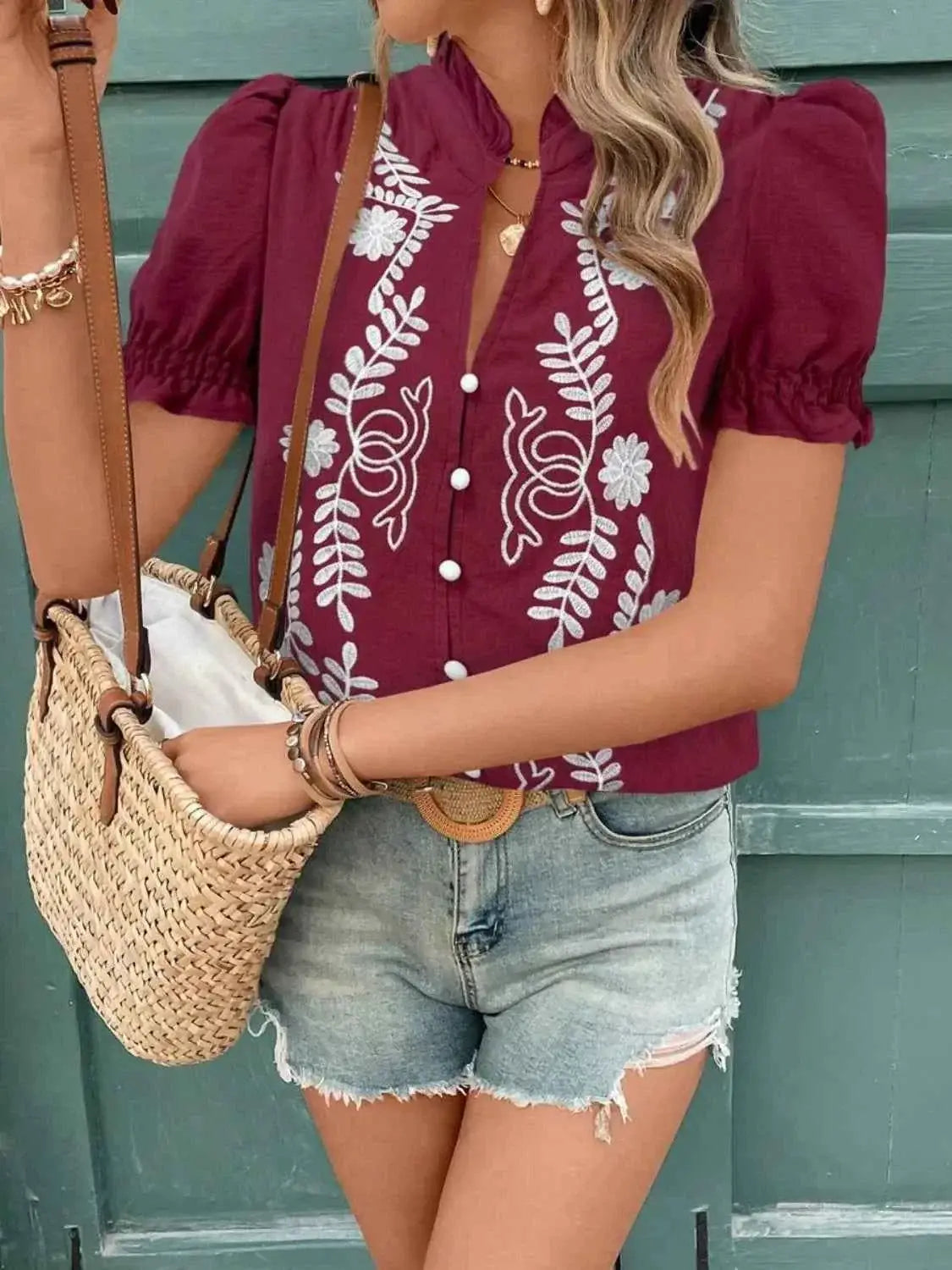Blouse en coton à col cranté, broderies et volants, manches courtes