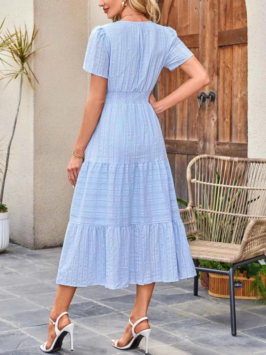 Robe à jupe étagée, col cranté et manches courtes
