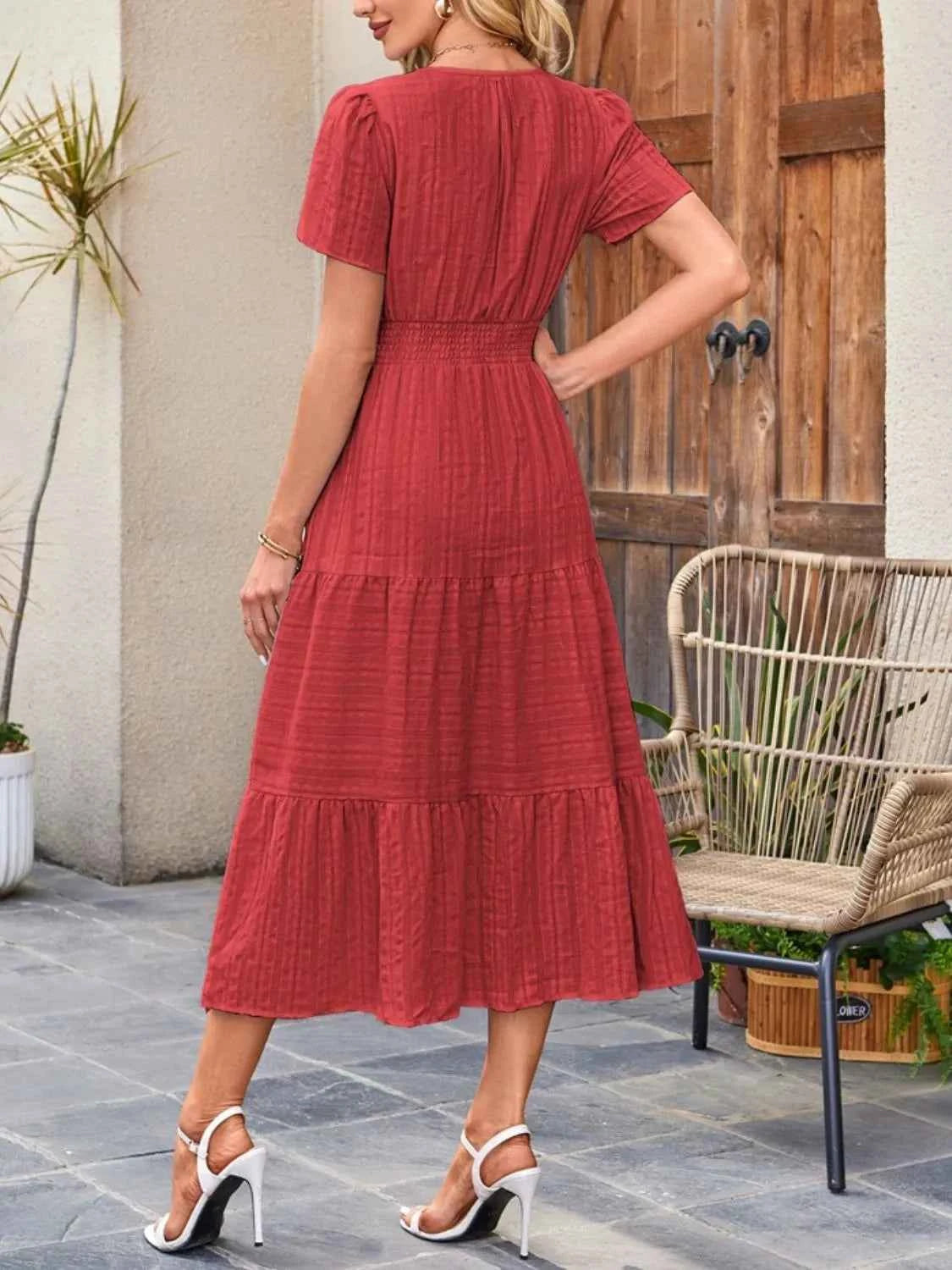Robe à jupe étagée, col cranté et manches courtes