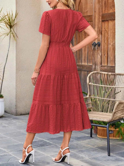 Robe à jupe étagée, col cranté et manches courtes
