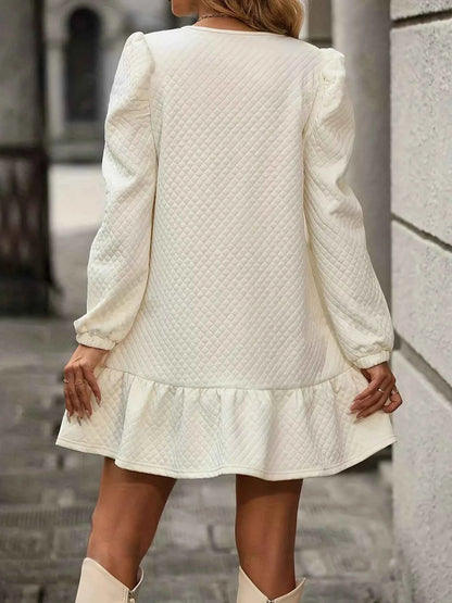 Robe courte à manches bouffantes et ourlet volanté