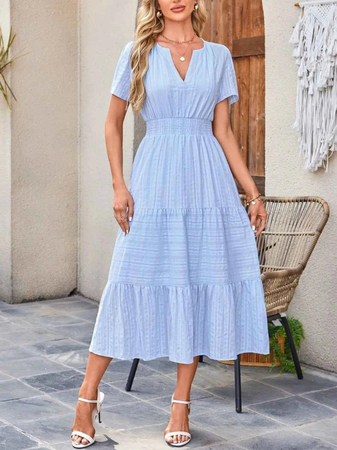 Robe à jupe étagée, col cranté et manches courtes