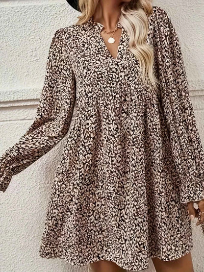Robe courte à encolure crantée et manches volantées