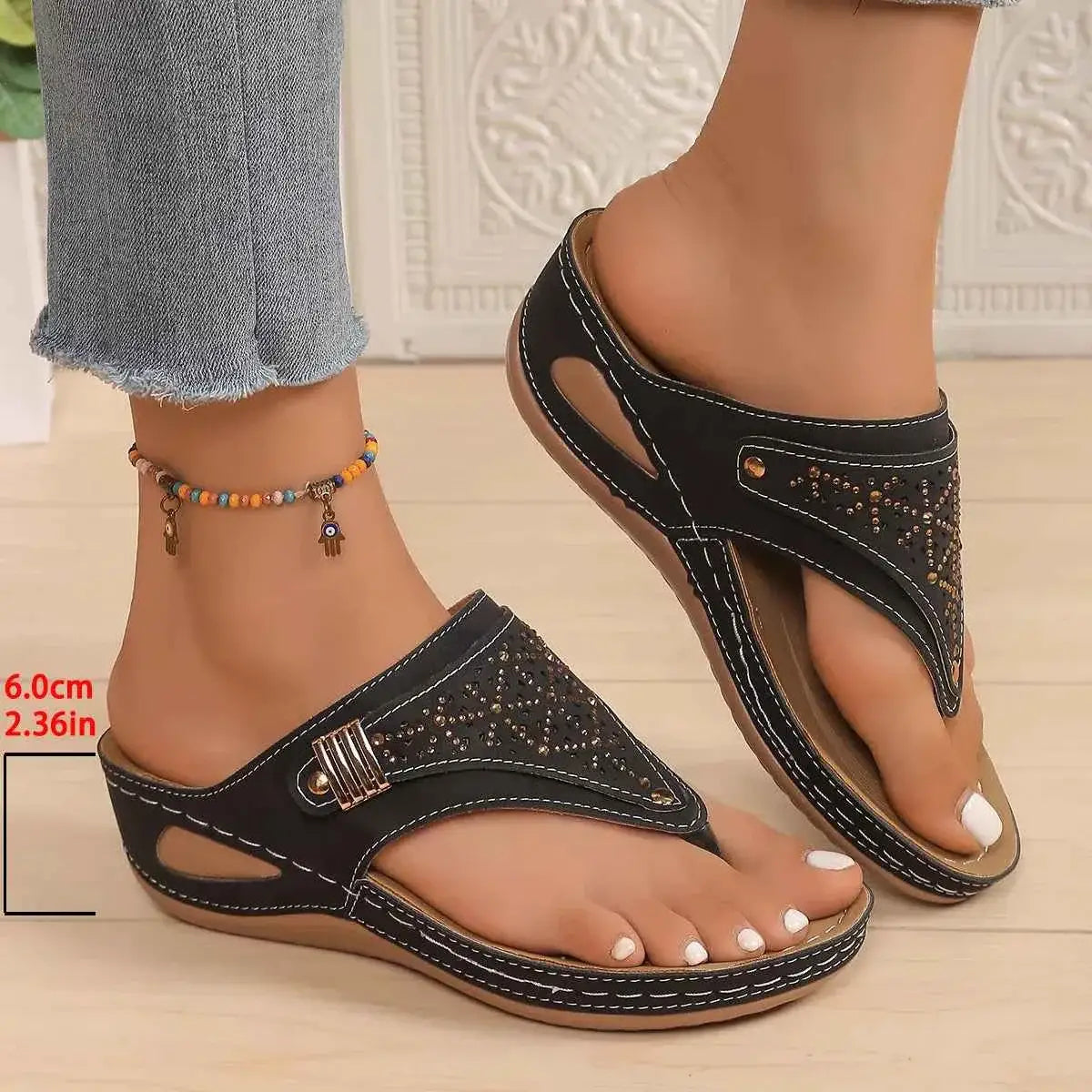 Sandales compensées tong ornées de strass