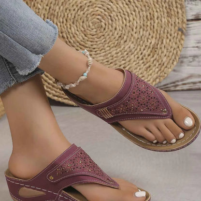 Sandales compensées tong ornées de strass