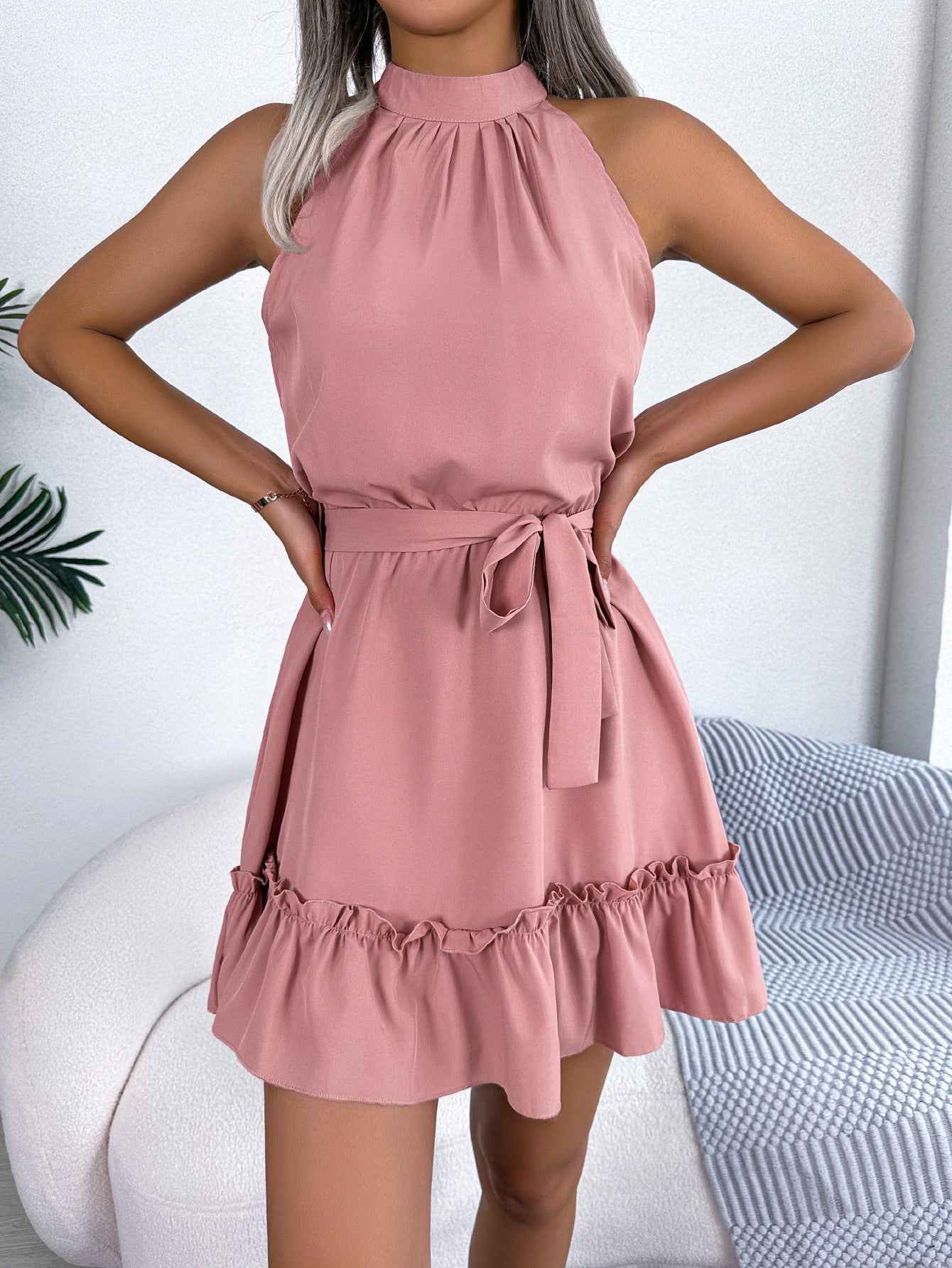Robe ligne A à col halter et ourlet volanté avec ceinture