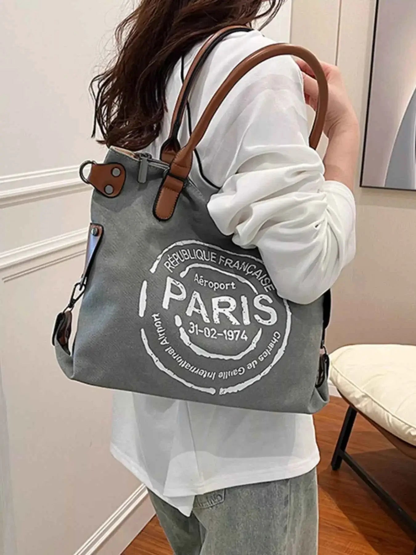 Sac à main en daim gris à motif graphique