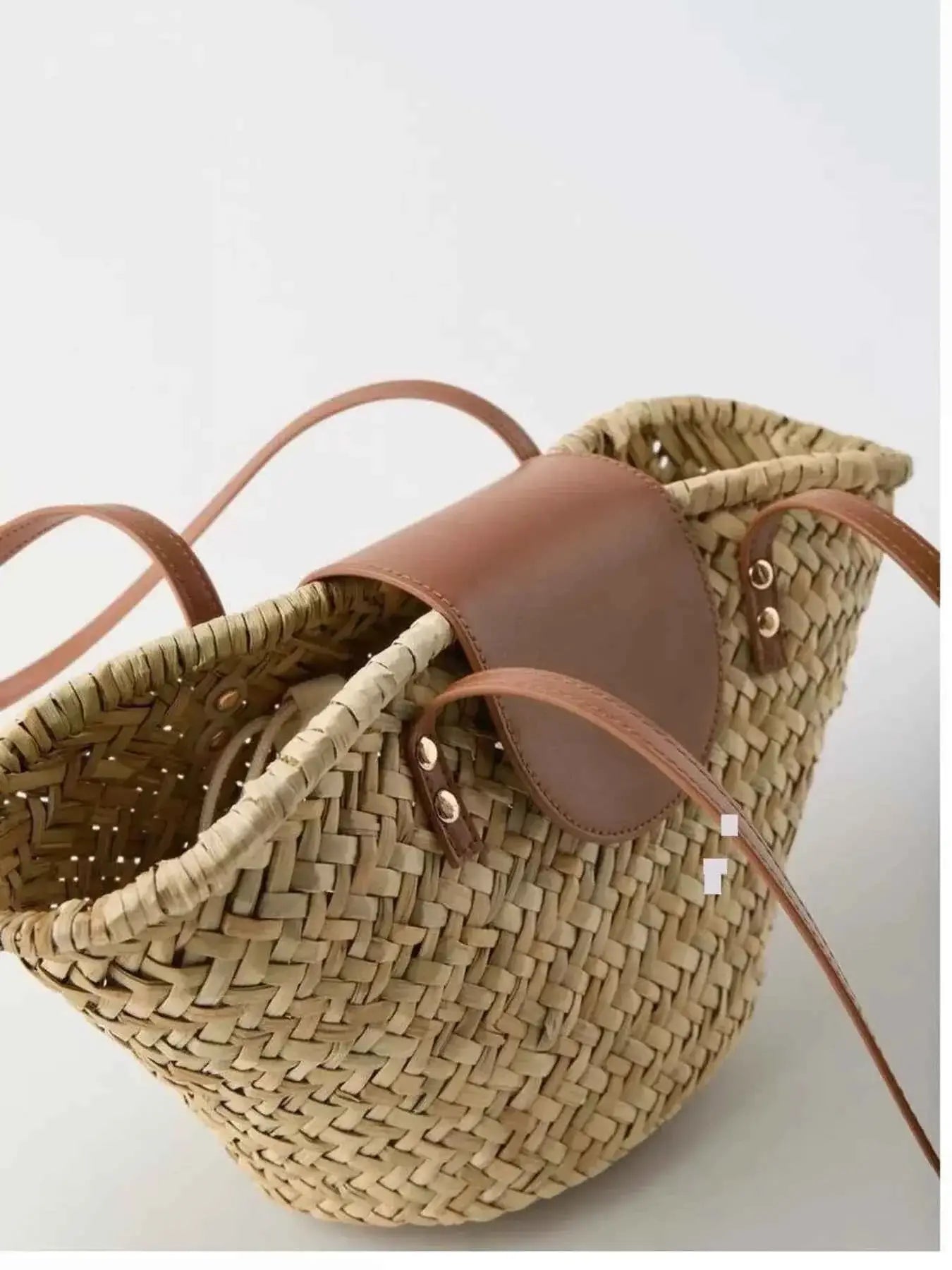Sac à épaule en paille tressée et accents cuir